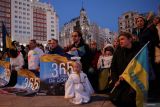 Orang -orang berlutut saat mengheningkan cipta bagi mereka yang terbunuh selama tahun pertama invasi Rusia ke Ukraina, di pusat kota Madrid, Spanyol, Jumat (24/2/2023). ANTARA FOTO/Reuters- Februari 2023. Reuters//Violeta Santos Moura/hp.