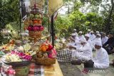 Pemuka umat Hindu memimpin Upacara Giri Kerti di Kaliurang, Sleman, DI Yogyakarta, Sabtu (25/2/2023). Umat Hindu yang bernaung di Parisada Hindu Dharma Indonesia (PHDI) Kabupaten Sleman menggelar Upacara Giri Kerti di lereng Gunung Merapi sebagai ungkapan rasa syukur kepada Sang Pencipta dalam rangkaian agenda menyambut Hari Raya Nyepi. ANTARA FOTO/Hendra Nurdiyansyah/wsj.