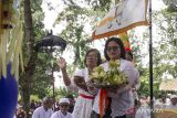 Umat Hindu mengikuti Upacara Giri Kerti di Kaliurang, Sleman, DI Yogyakarta, Sabtu (24/2/2023). Umat Hindu yang bernaung di Parisada Hindu Dharma Indonesia (PHDI) Kabupaten Sleman menggelar Upacara Giri Kerti di lereng Gunung Merapi sebagai ungkapan rasa syukur kepada Sang Pencipta dalam rangkaian agenda menyambut Hari Raya Nyepi. ANTARA FOTO/Hendra Nurdiyansyah/wsj.