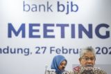 Direktur Utama Bank BJB Yuddy Renaldi menyampaikan paparan Analyst Meeting Full Year 2022 di Bandung, Jawa Barat, Senin (27/2/2023). Dalam paparan Analyst Meeting Full Year 2022 Bank BJB mencatatkan laba sebelum pajak Rp2,8 triliun dengan Non Performing Loan (NPL) alias rasio kredit macet yang terjaga Non Performing Loan berhasil terjaga pada level 1,16 persen, dengan Coverage Ratio pada level 124,3 persen dan kredit Bank BJB mencatat pertumbuhan kredit pada level 13,1 persen atau tercatat Rp115,8 triliun yang juga tumbuh di atas rata-rata industri perbankan. ANTARA FOTO/M Agung Rajasa/agr
