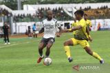 Pesepak bola Barito Putera Yuswanto Aditya (kanan) berebut bola dengan pesepak bola Persib Bandung David Aparecido Da Silva (kiri) dalam lanjutan BRI Liga 1 di Stadion Demang Lehman, Kabupaten Banjar, Kalimantan Selatan, Senin (27/2/2023). Barito Putera berhasil mengalahkan Persib Bandung dengan skor 2-1. ANTARA/Bayu Pratama S.