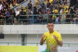 Pesepak bola Barito Putera Gustavo Henrique Barbosa Freire melakukan selebrasi usai mencetak gol ke gawang Persib Bandung dalam lanjutan BRI Liga 1 di Stadion Demang Lehman, Kabupaten Banjar, Kalimantan Selatan, Senin (27/2/2023). Barito Putera berhasil mengalahkan Persib Bandung dengan skor 2-1. ANTARA/Bayu Pratama S.