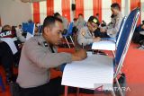 Sejumlah personil Polri  mengikuti tes psikologi pinjam pakai senjata api (senpi) di Polresta Banda Aceh, Aceh, Senin (27/2/2023). Sebanyak 134 personil Polresta Banda Aceh yang mengikuti tahapan tes psikologi tersebut sebagai syarat  pinjam pakai senjata api  kedinasan. ANTARAFOTO/Ampelsa.