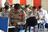 Sejumlah personil Polri  mengikuti tes psikologi pinjam pakai senjata api (senpi) di Polresta Banda Aceh, Aceh, Senin (27/2/2023). Sebanyak 134 personil Polresta Banda Aceh yang mengikuti tahapan tes psikologi tersebut sebagai syarat  pinjam pakai senjata api  kedinasan. ANTARAFOTO/Ampelsa.