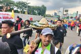 Buruh unjuk rasa di gedung DPR RI, Bawa nasi tumpeng dan keranda