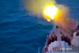 KRI Imam Bonjol latihan menembak di Laut Natuna Utara