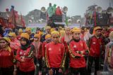 Sejumlah buruh mengikuti aksi unjuk rasa di depan Gedung DPR, Jakarta, Selasa (28/2/2023). Dalam aksi tersebut mereka menuntut pemerintah untuk segera mencabut Perppu Cipta Kerja. ANTARA FOTO/Fauzan/hp.