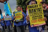 Sejumlah buruh mengikuti aksi unjuk rasa di depan Gedung DPR, Jakarta, Selasa (28/2/2023). Dalam aksi tersebut mereka menuntut pemerintah untuk segera mencabut Perppu Cipta Kerja. ANTARA FOTO/Fauzan/hp.