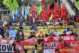 Sejumlah buruh mengikuti aksi unjuk rasa di depan Gedung DPR, Jakarta, Selasa (28/2/2023). Dalam aksi tersebut mereka menuntut pemerintah untuk segera mencabut Perppu Cipta Kerja. ANTARA FOTO/Fauzan/hp.