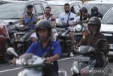 Sejumlah turis asing mengendarai sepeda motor tanpa mengenakan helm di Jalan Sunset Road, Kuta, Badung, Bali, Selasa (28/2/2023). Ketua Bali Tourism Board (BTB) Ida Bagus Agung Partha Adnyana menyarankan agar Bali kembali menerapkan sanksi tegas kepada wisatawan nakal mulai dari denda hingga deportasi. ANTARA FOTO/Nyoman Hendra Wibowo/wsj.
