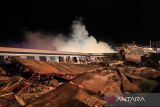 Asap mengepul setelah dua kereta api bertabrakan di kawasan dekat kota Larissa, Yunani, Rabu (1/3/2023). Kereta api penumpang bertabrakan dengan kereta api kargo pada Selasa (28/2) waktu setempat menyebabkan puluhan orang terluka. ANTARA FOTO/Reuters-Kostas Mantziaris/nym.