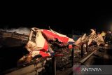 Suasana di lokasi kejadian setelah dua kereta api bertabrakan di kawasan dekat kota Larissa, Yunani, Rabu (1/3/2023). Kereta api penumpang bertabrakan dengan kereta api kargo pada Selasa (28/2) waktu setempat menyebabkan puluhan orang terluka. ANTARA FOTO/Reuters-Kostas Mantziaris/nym.