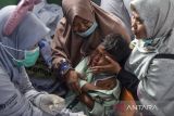 Siswa menangis histeris saat mengikuti vaksinasi massal untuk anak usia dua bulan hingga 15 tahun di SD IT Miftahul Huda, Kampung Cicapar, Kabupaten Garut, Jawa Barat, Selasa (1/3/2023). Kementerian Kesehatan menetapkan kejadian luar biasa (KLB) difteri di Kabupaten Garut, setelah delapan orang warga meninggal diduga terserang difteri. ANTARA FOTO/Adeng Bustomi/agr