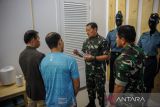 Panglima TNI Laksamana Yudo Margono berbincang dengan karyawan saat melakukan kunjungan ke PT Trisula Textile Industries, Cimahi, Jawa Barat, Rabu (1/3/2023). Panglima TNI berkesempatan untuk meninjau PT Trisula Textile Industries yang mengembangkan produk pakaian berbahan daur ulang sejalan dengan kampanye lingkungan 