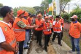 Pj Wali Kota Banda Aceh Bakri Siddiq (tiga kanan) menyalami petugas Dinas Lingkungan Hidup, Kebersihan dan Keindahan saat pawai Piala Adipura 2022 di Banda Aceh, Aceh, Rabu (1/3/2023).  Antara Aceh/Khalis Surry