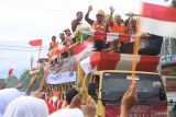 Pj Wali Kota Banda Aceh Bakri Siddiq (kanan) mengangkat Piala Adipura 2022 saat pawai di Jalan Ahmad Yani, Banda Aceh, Aceh, Rabu (1/3/2023).  Antara Aceh/Khalis Surry