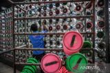 Pekerja menyelesaikan produksi kain di PT Trisula Textile Industries di Cimahi, Jawa Barat, Rabu (1/3/2023). Bank Indonesia Jawa Barat memprediksi akan terjadi gejolak pada industri tekstil dan produk tekstil (TPT) menyusul kondisi geopolitik global dan kenaikan upah serta perlambatan ekonomi akibat inflasi tinggi di negara tujuan ekspor. ANTARA FOTO/Raisan Al Farisi/agr