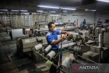 Pekerja menyelesaikan produksi kain di PT Trisula Textile Industries di Cimahi, Jawa Barat, Rabu (1/3/2023). Bank Indonesia Jawa Barat memprediksi akan terjadi gejolak pada industri tekstil dan produk tekstil (TPT) menyusul kondisi geopolitik global dan kenaikan upah serta perlambatan ekonomi akibat inflasi tinggi di negara tujuan ekspor. ANTARA FOTO/Raisan Al Farisi/agr