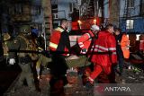 Petugas medis dan penyelamat menggotong wanita hamil yang dievakuasi dari pemukiman yang hancur akibat serangan rudal Rusia di Zaporizhzhia, Ukraina​​​​​​​, Kamis (2/3/2023). ANTARA FOTO/Reuters-Stringer/nym.