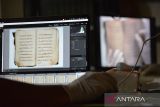 Petugas manuskrip  melakukan pemotretan naskah kuno di ruang digitalisasi Museum privinsi Aceh, Banda Aceh, Kamis (2/3/2023).  Proses alih media digital di Museum Aceh yang didirikan tahun 1915 dan mengkoleksi  sekitar 1.600 naskah kuno beraksara  Arab dan Jawi tersebut  untuk mempermudah diakses dan juga menjaga keaslian naskah . ANTARA FOTO/Ampelsa.
