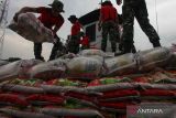 Sejumlah personel TNI Angkatan Darat menata paket bantuan di KRI Malahayati-362 di Koarmada II, Surabaya, Jawa Timur, Rabu (1/3/2023). KRI Malahayati-362 mengangkut bantuan logistik berupa beras 15 ton, gula pasir 5 ton, elpiji ukuran 3 kilogram sebanyak 300 tabung dan bahan pangan lainnya untuk warga di Pulau Masalembu Kabupaten Sumenep dikarenakan di pulau itu mengalami kelangkaan pasokan bahan pangan akibat gelombang laut tinggi. ANTARA Jatim/Didik Suhartono/zk 