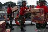 Sejumlah personel TNI Angkatan Darat menata paket bantuan di KRI Malahayati-362 di Koarmada II, Surabaya, Jawa Timur, Rabu (1/3/2023). KRI Malahayati-362 mengangkut bantuan logistik berupa beras 15 ton, gula pasir 5 ton, elpiji ukuran 3 kilogram sebanyak 300 tabung dan bahan pangan lainnya untuk warga di Pulau Masalembu Kabupaten Sumenep dikarenakan di pulau itu mengalami kelangkaan pasokan bahan pangan akibat gelombang laut tinggi. ANTARA Jatim/Didik Suhartono/zk 