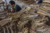 Perajin membuat angklung bambu di Kampung Angklung, Panyingkiran, Kabupaten Ciamis, Jawa Barat, Rabu (2/3/2023). Kementerian BUMN mengatakan pelaku UMKM berkontribusi terhadap Produk Domestik Bruto (PDB) mencapai 62,55 persen dan menyumbang serapan tenaga kerja hingga 97,22 persen. ANTARA FOTO/Adeng Bustomi/agr