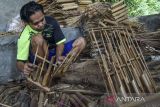 Perajin membuat angklung bambu di Kampung Angklung, Panyingkiran, Kabupaten Ciamis, Jawa Barat, Kamis (2/3/2023). Kementerian BUMN mengatakan pelaku UMKM berkontribusi terhadap Produk Domestik Bruto (PDB) mencapai 62,55 persen dan menyumbang serapan tenaga kerja hingga 97,22 persen. ANTARA FOTO/Adeng Bustomi/agr