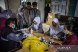 Petugas kesehatan mengambil sampel darah pelajar saat pemeriksaan penyakit tidak menular (PTM) di SMPN 21, Bandung, Jawa Barat, Kamis (2/3/2023). Pemeriksaan PTM yang digelar Dinas Kesehatan Kota Bandung tersebut diprioritaskan untuk penyakit diabetes melitus, hipertensi, dan mata guna deteksi dini serta pemantauan faktor risiko penyakit tidak menular pada kelompok umur 15-19 tahun. ANTARA FOTO/Raisan Al Farisi/agr