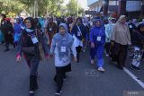 Sejumlah Calon Jamaah Haji (CJH) mengikuti tes kebugaran jasmani di Stadion Harapan Bangsa, Banda Aceh, Aceh, Kamis (2/3/2023). Antara Aceh/Khalis Surry