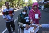 Sejumlah Calon Jamaah Haji (CJH) mengikuti tes kebugaran jasmani di Stadion Harapan Bangsa, Banda Aceh, Aceh, Kamis (2/3/2023). Antara Aceh/Khalis Surry