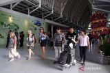 Penumpang berjalan di Terminal Kedatangan Domestik setibanya di Bandara I Gusti Ngurah Rai, Bali, Rabu (1/3/2023). Badan Pusat Statistik (BPS) mendata jumlah penumpang angkutan udara domestik yang berangkat pada Januari 2023 sebanyak 4,9 juta orang atau turun 6,31 persen dibanding Desember 2022 dan sementara itu, jumlah penumpang tujuan luar negeri (internasional) naik 1,97 persen menjadi 1,1 juta orang. ANTARA FOTO/Nyoman Hendra Wibowo/wsj.