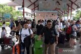 Penumpang berjalan di Terminal Kedatangan Domestik setibanya di Bandara I Gusti Ngurah Rai, Bali, Rabu (1/3/2023). Badan Pusat Statistik (BPS) mendata jumlah penumpang angkutan udara domestik yang berangkat pada Januari 2023 sebanyak 4,9 juta orang atau turun 6,31 persen dibanding Desember 2022 dan sementara itu, jumlah penumpang tujuan luar negeri (internasional) naik 1,97 persen menjadi 1,1 juta orang. ANTARA FOTO/Nyoman Hendra Wibowo/wsj.