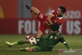 Pemain Timnas U-20 Indonesia Dzaky Asraf (atas) terjatuh saat berebut bola dengan pemain Timnas U-20 Irak Mustafa Qabeel dalam kualifikasi Grup A Piala Asia U-20 di Stadion Lokomotiv, Tashkent, Uzbekistan, Rabu (1/3/2023). Timnas U-20 Indonesia kalah 0-2 dari Timnas U-20 Irak. ANTARA FOTO/Sigid Kurniawan/wsj.