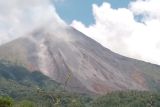 Guguran lava pijar Gunung Karangetang terus terpantau