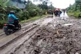 Jalan di Pulau Simeulue tertimbun longsor dampak hujan deras