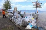 Tumpukan sampah yang berhasil dikumpulkan di kawasan Pantai Sabang Fair, Kota Sabang, Aceh, Sabtu (4/3/2023). Antara Aceh/Khalis Surry