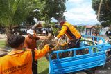 Petugas kebersihan Desa Kuta Timu membersihkan sampah kawasan Pantai Kuta Timu, Kota Sabang, Aceh, Sabtu (4/3/2023). Antara Aceh/Khalis Surry