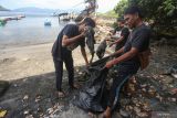 Warga membersihkan sampah di kawasan Pantai Kuta Timu, Kota Sabang, Aceh, Sabtu (4/3/2023). Antara Aceh/Khalis Surry
