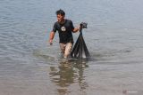 Warga mengangkat kantong berisi sampah yang diambil dari dalam laut Pantai Kuta Timu, Kota Sabang, Aceh, Sabtu (4/3/2023). Antara Aceh/Khalis Surry