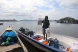 Warga mengangkat karung berisi sampah yang diambil dari dalam laut Pantai Kuta Timu, Kota Sabang, Aceh, Sabtu (4/3/2023). Antara Aceh/Khalis Surry