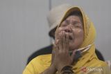 Seorang anggota keluarga menangis saat menunggu korban selamat kebakaran Depo Pertamina Plumpang di RSUD Koja, Jakarta, Sabtu (4/3/2023). Sebanyak 14 orang meninggal dan puluhan luka-luka akibat kebakaran depo tersebut. ANTARA FOTO/ Wahyu Putro A/foc.