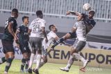 Pesepak bola Persikabo 1973 Lucas Moreira (kanan) menyundul bola kearah gawang dihadang pesepak bola Bali United Ryuji Utomo (kedua kanan) dalam lanjutan BRI Liga 1 di Stadion Pakansari, Kabupaten Bogor, Jawa Barat, Jumat (3/3/2023). Persikabo 1973 menang dengan skor 2-1. ANTARA FOTO/Yulius Satria Wijaya/wsj.