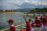 PERESMIAN KOLAM RETENSI ANDIR. Aktivitas siswa sekolah dasar di pinggiran Kolam Retensi Andir usai diresmikan Presiden Joko Widodo di Baleendah, Kabupaten Bandung, Jawa Barat, Minggu (5/3/2023). Presiden Joko Widodo meresmikan Kolam Retensi Andir, Cisangkuy, Cieunteung dan Jalan Layang Kopo sebagai salah satu langkah mengatasi banjir sering terjadi di Kawasan Baleendah serta mengatasi kemacetan di Jalan Kopo. ANTARA FOTO/Raisan Al Farisi/agr