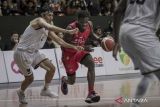 Pebasket Bali United Basketball Julius Bowie (kanan) berusaha melewati pebasket Bima Perkasa Yogya Restu Dwi Purnomo (kiri) pada pertandingan Indonesian Basketball League (IBL) 2023 Seri IV di Gor Sritex Arena, Solo, Jawa Tengah, Sabtu (4/3/2023). Bali United Basketball menang atas Bima Perkasa Yogya dengan skor 83-77. ANTARA FOTO/Mohammad Ayudha/wsj.