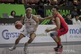 Pebasket Bima Perkasa Yogya Samuel Devin Susanto (kiri) berusaha melewati pebasket Bali United Basketball Handri Satrya Santosa (kanan) pada pertandingan Indonesian Basketball League (IBL) 2023 Seri IV di Gor Sritex Arena, Solo, Jawa Tengah, Sabtu (4/3/2023). Bali United Basketball menang atas Bima Perkasa Yogya dengan skor 83-77. ANTARA FOTO/Mohammad Ayudha/wsj.