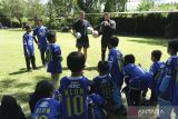 Pesepak bola Timnas Indonesia Marc Klok berbagi trik dan tips sepak bola kepada anak-anak kurang mampu saat program bagi bola di Bali Zoo, Desa Singapadu, Gianyar, Bali, Sabtu (4/3/2023). Kegiatan yang diikuti 40 anak-anak kurang mampu dari panti asuhan Sakinah Denpasar tersebut digelar untuk memberikan pengetahuan kepada anak-anak mengenai keterampilan sepak bola dan menginsipirasi generasi muda untuk menggapai cita-citanya. ANTARA FOTO/Nyoman Hendra Wibowo/wsj.
