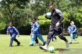 Pesepak bola Timnas Indonesia Marc Klok berbagi trik dan tips sepak bola kepada anak-anak kurang mampu saat program bagi bola di Bali Zoo, Desa Singapadu, Gianyar, Bali, Sabtu (4/3/2023). Kegiatan yang diikuti 40 anak-anak kurang mampu dari panti asuhan Sakinah Denpasar tersebut digelar untuk memberikan pengetahuan kepada anak-anak mengenai keterampilan sepak bola dan menginsipirasi generasi muda untuk menggapai cita-citanya. ANTARA FOTO/Nyoman Hendra Wibowo/wsj.
