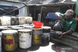 Pekerja layanan tata niaga pengumpulan limbah minyak goreng 