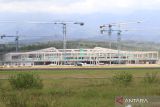  Alat berat beroperasi di proyek pembangunan Bandara Dhoho di Kediri, Jawa Timur, Senin (6/3/2023). Proyek strategis nasional bandara pertama di Indonesia yang dibangun dengan pembiayaan swasta murni tanpa menggunakan anggaran pendapatan belanja negara dengan nilai total investasi mencapai Rp10,8 triliun tersebut ditargetkan selesai pada akhir tahun 2023. ANTARA Jatim/Prasetia Fauzani/zk